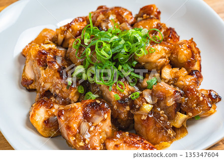 香煎雞腿佐蔥花和柚子醋 135347604