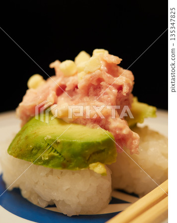 餐廳美味的鮪魚酪梨起司壽司的特寫照片 餐廳美味的鮪魚酪梨起司壽司的特寫照片 135347825