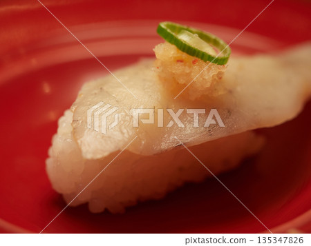 餐廳美味的超熟河豚壽司的特寫照片 135347826