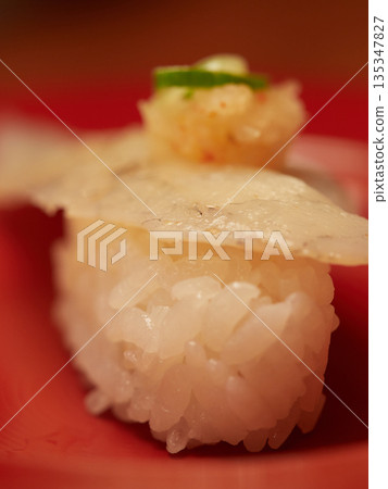餐廳美味的超熟河豚壽司的特寫照片 餐廳美味的超熟河豚壽司的特寫照片 135347827