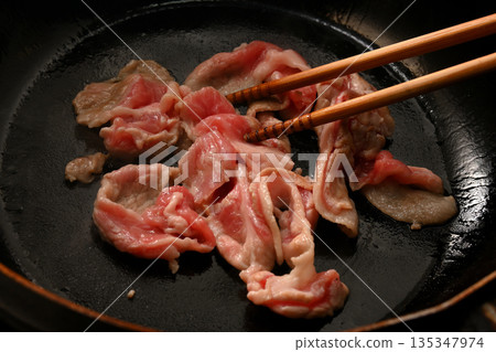 正在煎炸的豬肉 135347974