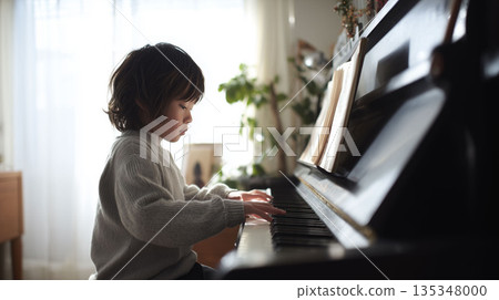 孩子在家練習鋼琴的寧靜學習時光 135348000
