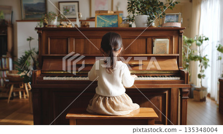 從小學習鋼琴音樂是情緒教育的一部分：練習時間有助於孩子培養專注力和表現力。 135348004