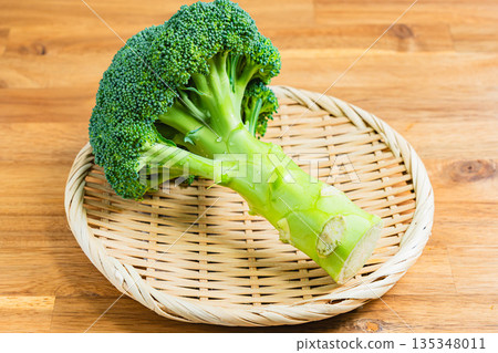 新鮮的西蘭花 135348011