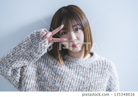 做和平標誌的婦女 135348016