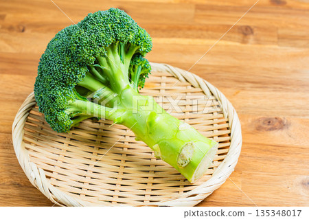 新鮮的西蘭花 新鮮的西蘭花 135348017