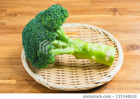 新鮮的西蘭花 新鮮的西蘭花 135348018