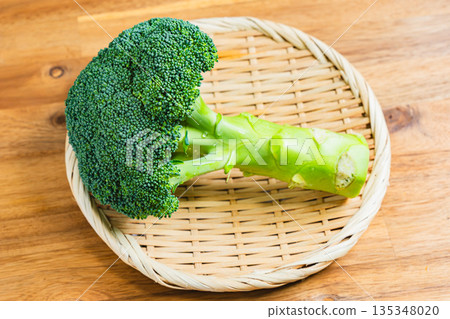 新鮮的西蘭花 135348020