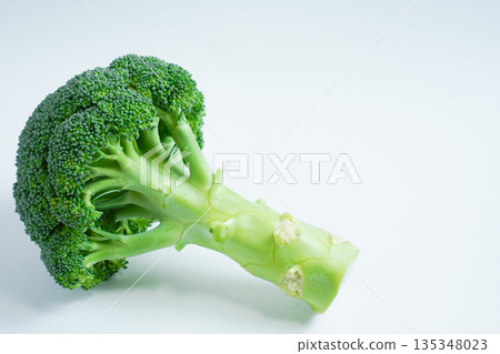新鮮的西蘭花 135348023