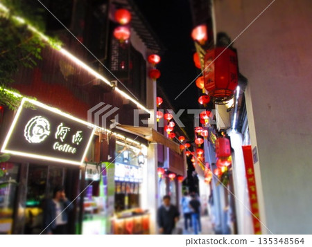 中國蘇州山塘街夜景立體模型風格 中國蘇州山塘街夜景立體模型風格 135348564