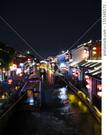 中國蘇州山塘街夜景立體模型風格 中國蘇州山塘街夜景立體模型風格 135348572