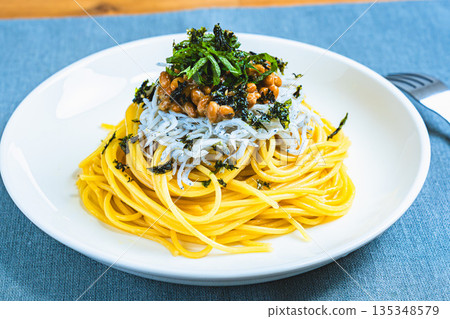 日式銀魚納豆意麵,佐以紫蘇葉和切碎的海苔 日式銀魚納豆意麵,佐以紫蘇葉和切碎的海苔 135348579