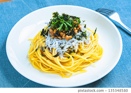 日式銀魚納豆意麵，佐以紫蘇葉和切碎的海苔 135348580