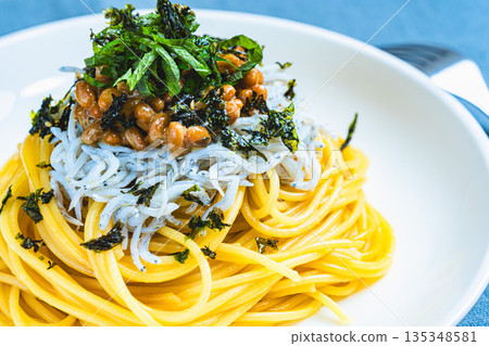 日式銀魚納豆意麵，佐以紫蘇葉和切碎的海苔 135348581