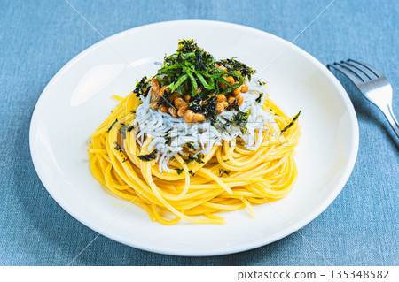 Japanese-style pasta with whitebait and natto, garnished with shiso leaves and chopped nori seaweed 135348582