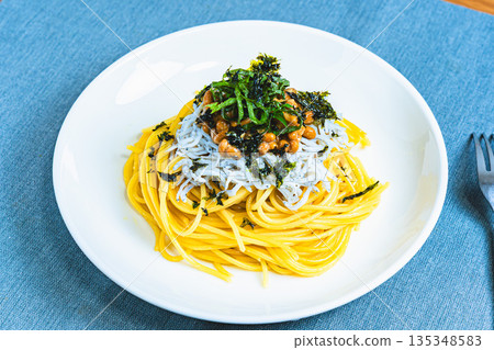 日式銀魚納豆意麵，佐以紫蘇葉和切碎的海苔 135348583