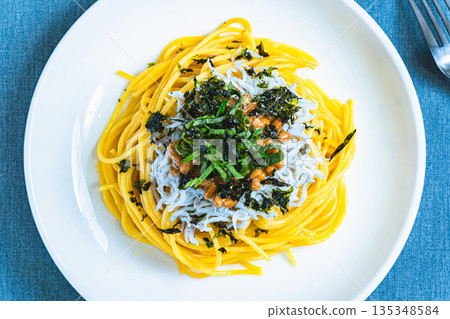 日式銀魚納豆意麵，佐以紫蘇葉和切碎的海苔 135348584