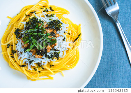 日式銀魚納豆意麵,佐以紫蘇葉和切碎的海苔 日式銀魚納豆意麵,佐以紫蘇葉和切碎的海苔 135348585