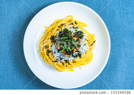 日式銀魚納豆意麵，佐以紫蘇葉和切碎的海苔 135348586