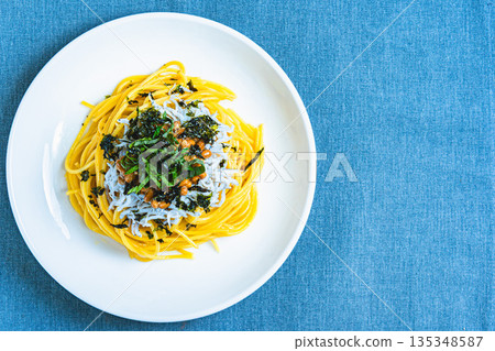 日式銀魚納豆意麵，佐以紫蘇葉和切碎的海苔 135348587