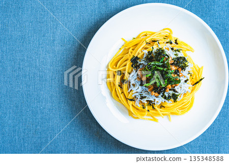 日式銀魚納豆意麵，佐以紫蘇葉和切碎的海苔 135348588