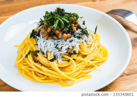 日式銀魚納豆意麵，佐以紫蘇葉和切碎的海苔 135348601