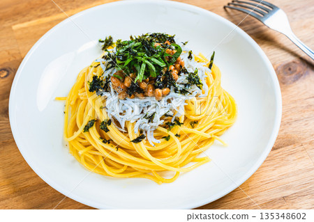 日式銀魚納豆意麵，佐以紫蘇葉和切碎的海苔 135348602