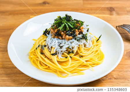 日式銀魚納豆意麵，佐以紫蘇葉和切碎的海苔 135348603