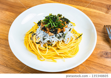 日式銀魚納豆意麵，佐以紫蘇葉和切碎的海苔 135348605