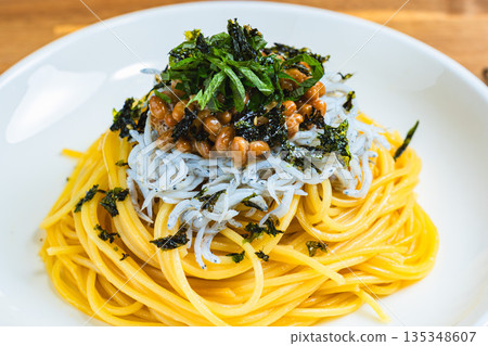 日式銀魚納豆意麵，佐以紫蘇葉和切碎的海苔 135348607