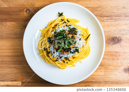 日式銀魚納豆意麵,佐以紫蘇葉和切碎的海苔 日式銀魚納豆意麵,佐以紫蘇葉和切碎的海苔 135348608