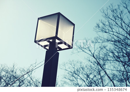 街燈和藍天 135348674