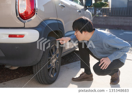 男子正在進行汽車保養 135348683