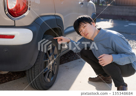 男子正在進行汽車保養 135348684