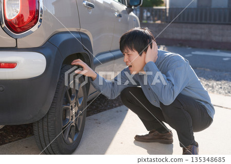 男子正在進行汽車保養 男子正在進行汽車保養 135348685