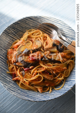 茄子鮪魚義大利麵配番茄醬 135348905