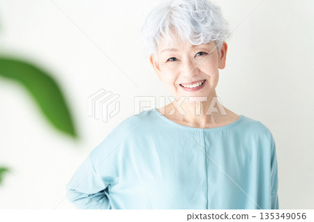 一位老婦人站在牆前 135349056