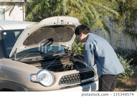 打開汽車引擎蓋的人 打開汽車引擎蓋的人 135349574