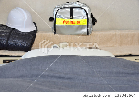 床邊備有急救包 135349664