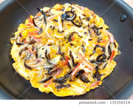 自製玉子燒，配料豐富（包括蟹肉棒、銀魚和海帶佃煮） 135350319