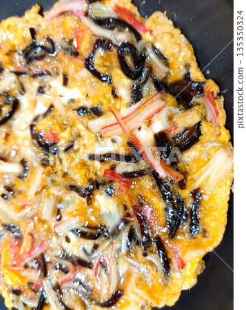 自製玉子燒，配料豐富（包括蟹肉棒、銀魚和海帶佃煮） 135350324