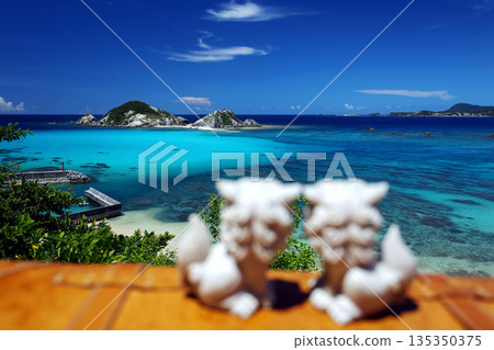 Shisa couple gazing at the beautiful ocean of Okinawa 135350375
