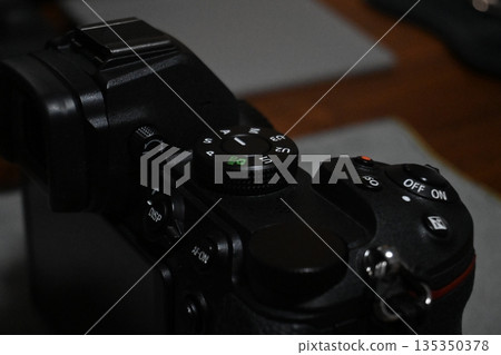 無反單鏡頭相機的操作轉盤和快門按鈕 無反單鏡頭相機的操作轉盤和快門按鈕 135350378