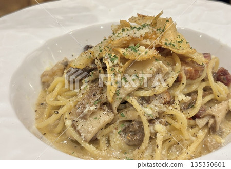 奶油蘑菇意麵,配以諾托豬肉培根和義大利牛肝菌 奶油蘑菇意麵,配以諾托豬肉培根和義大利牛肝菌 135350601