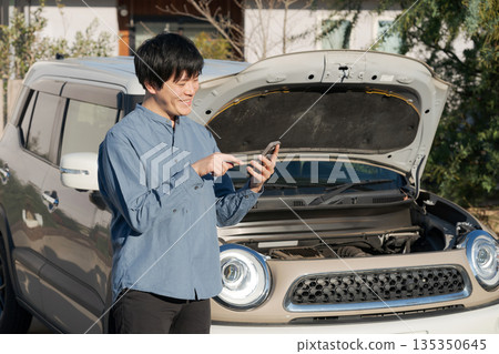 打開汽車引擎蓋的人 打開汽車引擎蓋的人 135350645
