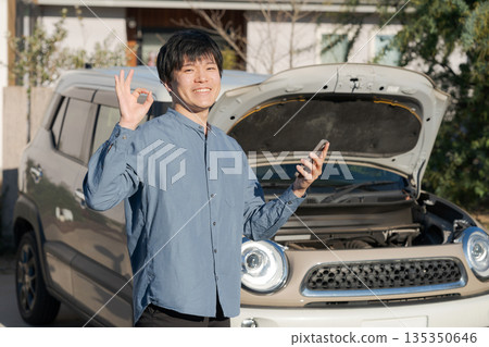 打開汽車引擎蓋的人 打開汽車引擎蓋的人 135350646