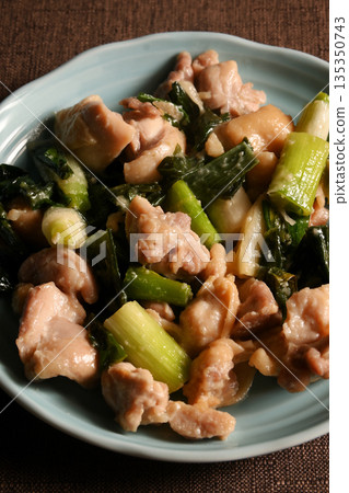 烤雞腿肉佐蔥花和鹽曲 135350743