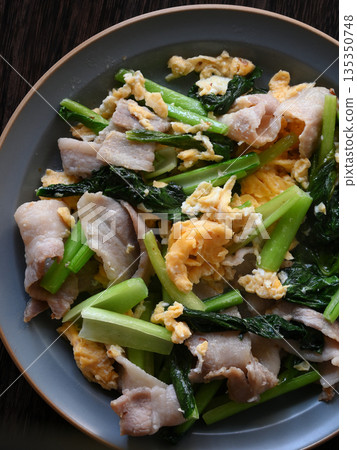 Stir-fried Chinese-style egg with pork and Japanese mustard spinach 135350748