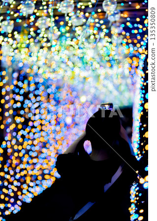 【愛知縣飛島村】飛島夕衣明里：一位女子正在欣賞風鈴和燈光交相輝映的壯觀景象 135350809