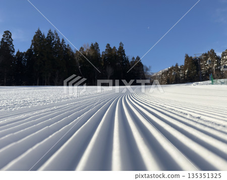 卡塔普拉滑雪場壓雪機的痕跡 135351325